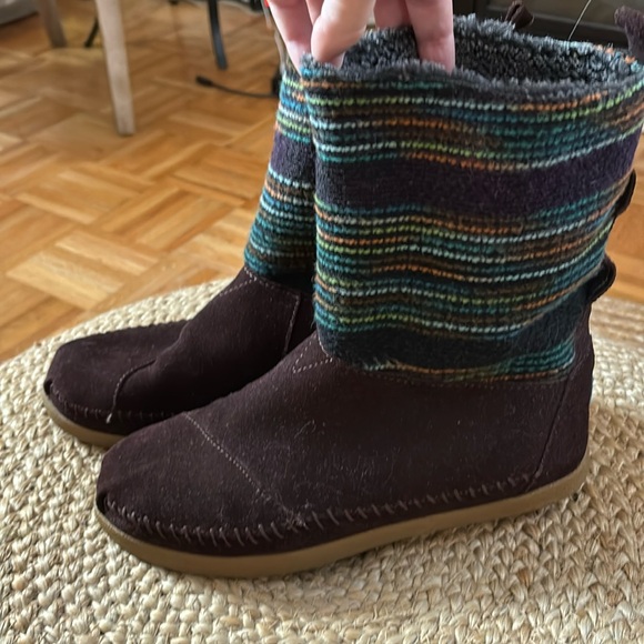 Toms brown suede mocassin boots with colorful knit 🧶 design size 9 - Picture 2 of 8